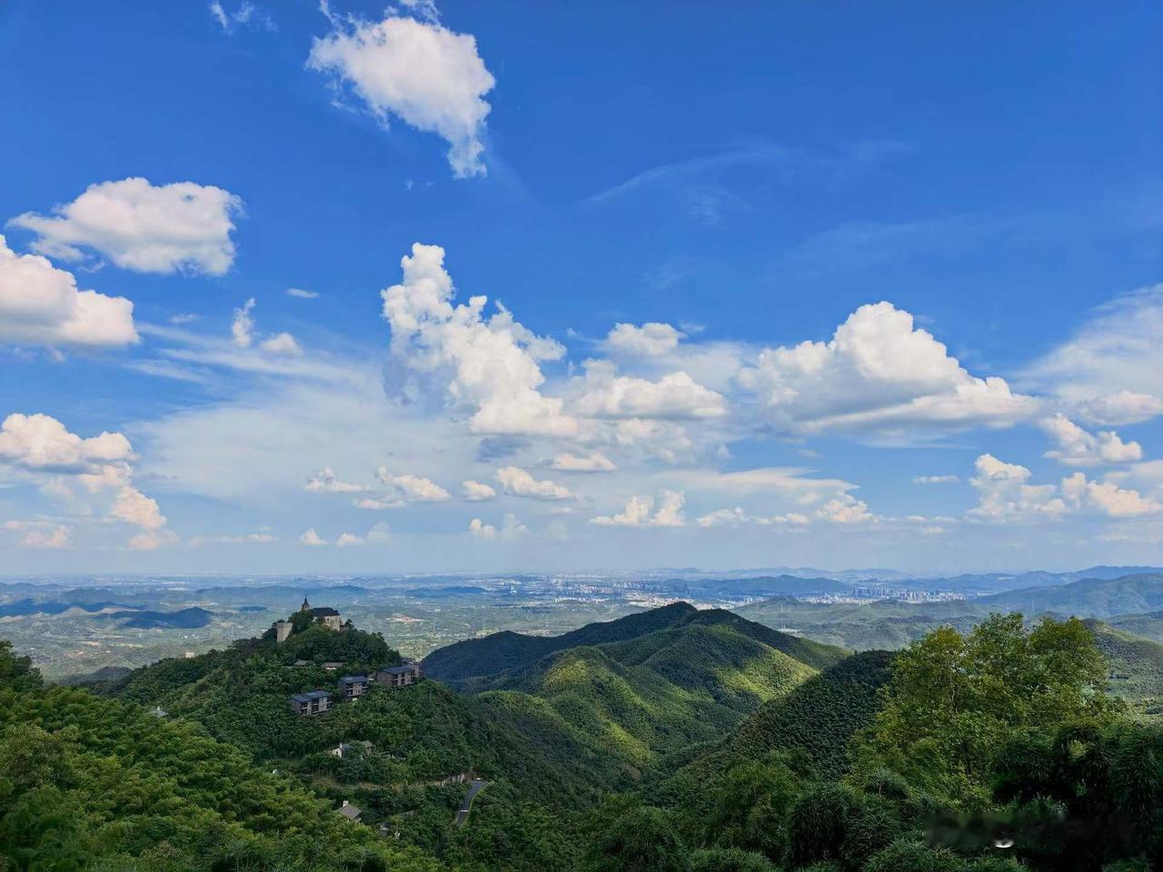 七绝·夏日酷暑
晌晴赤日灼心熬，暑热蒸腾无处逃。
倦柳懒杨蝉响噪，汗襟畴野念农劳
