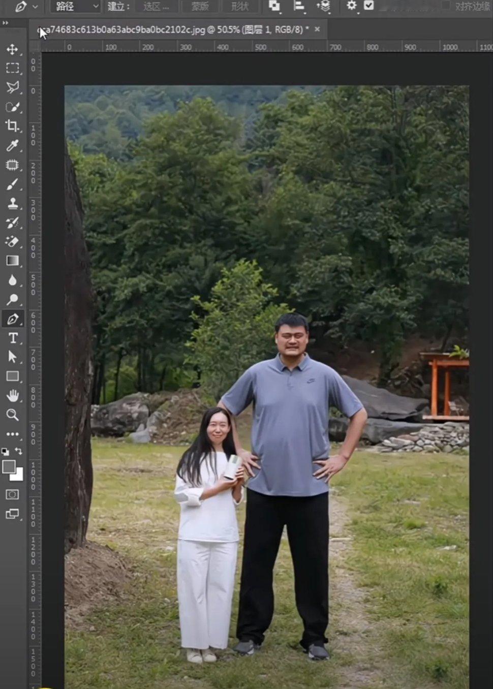 网友希望把自己P成和姚明一样高，这个结果，网友满不满意我还不能确认，但我是挺满意