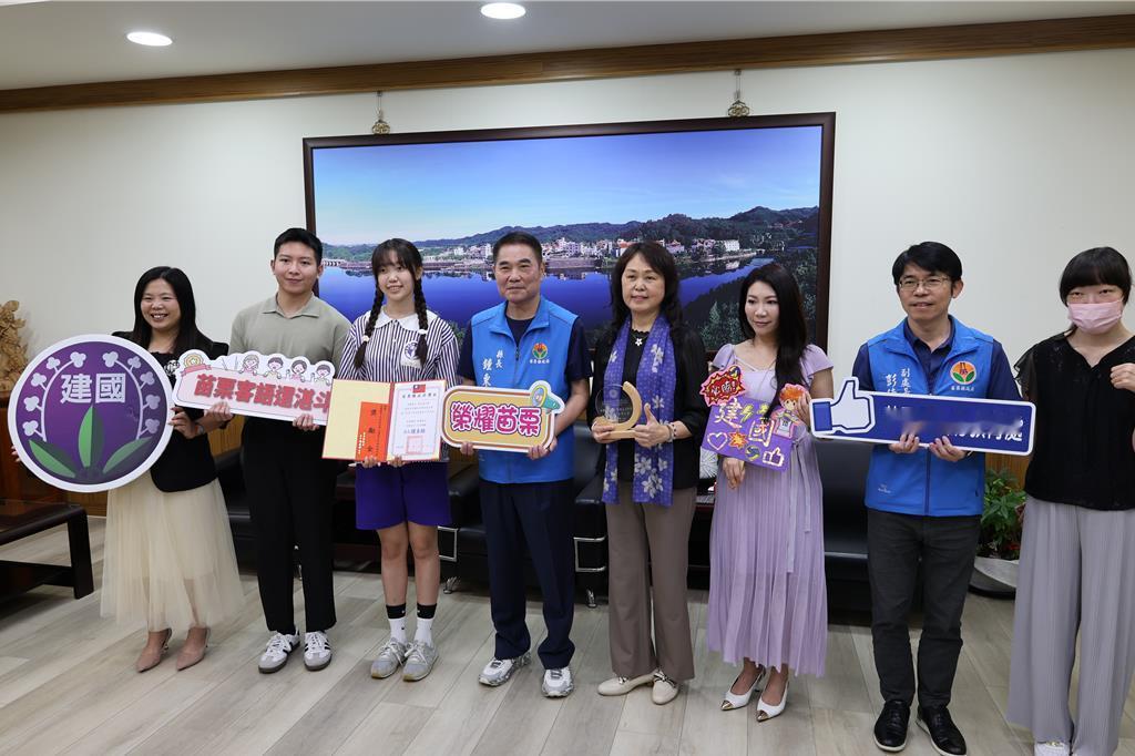 16日，苗栗县县长钟东锦（左4）对大同国小校长谢美桃（右4）积极推广客语的辛勤付