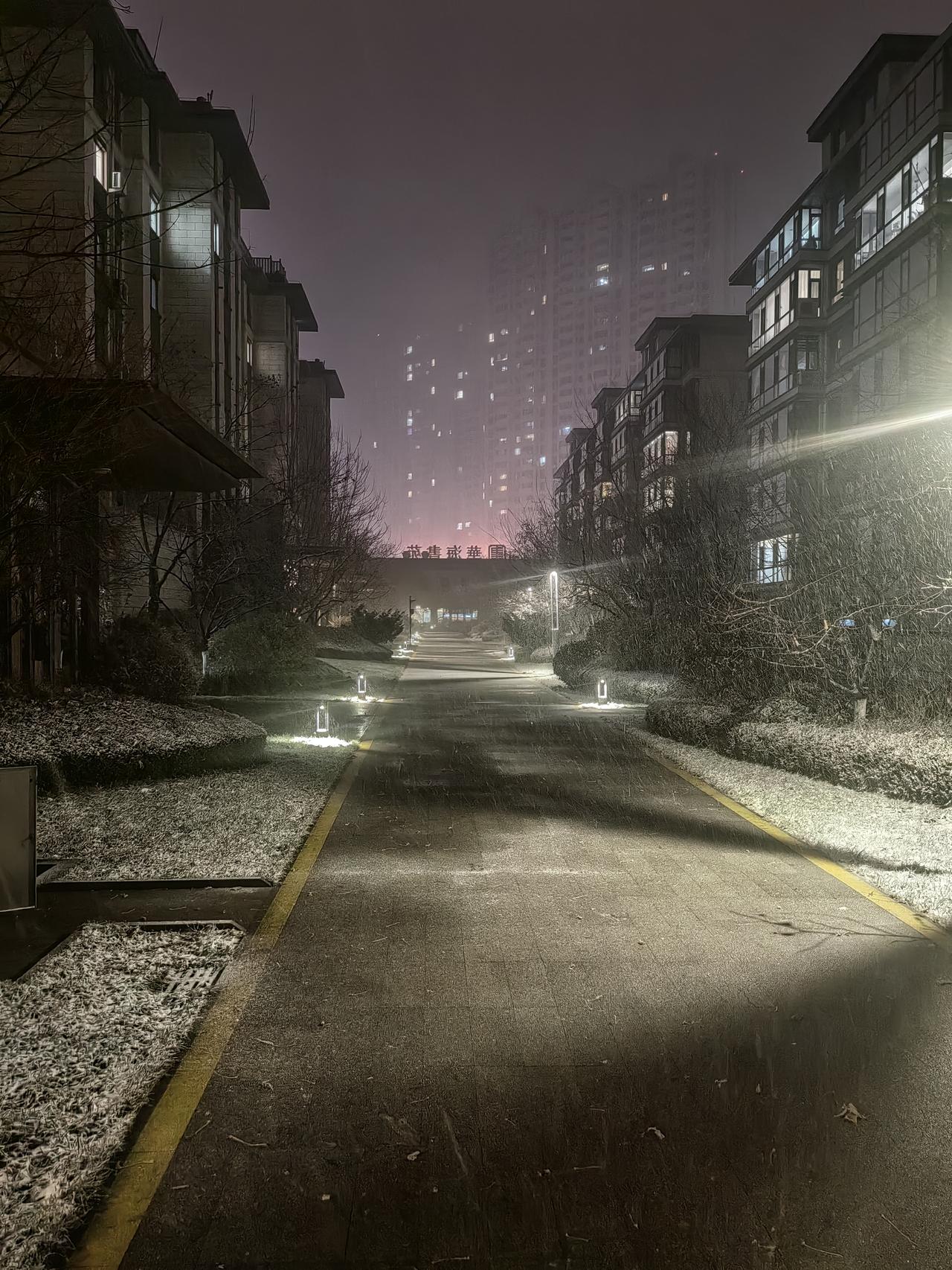 我从小就喜欢下雪，可以不上学不出屋，就那么静静的看着，放空自己，当然如果雪下的大