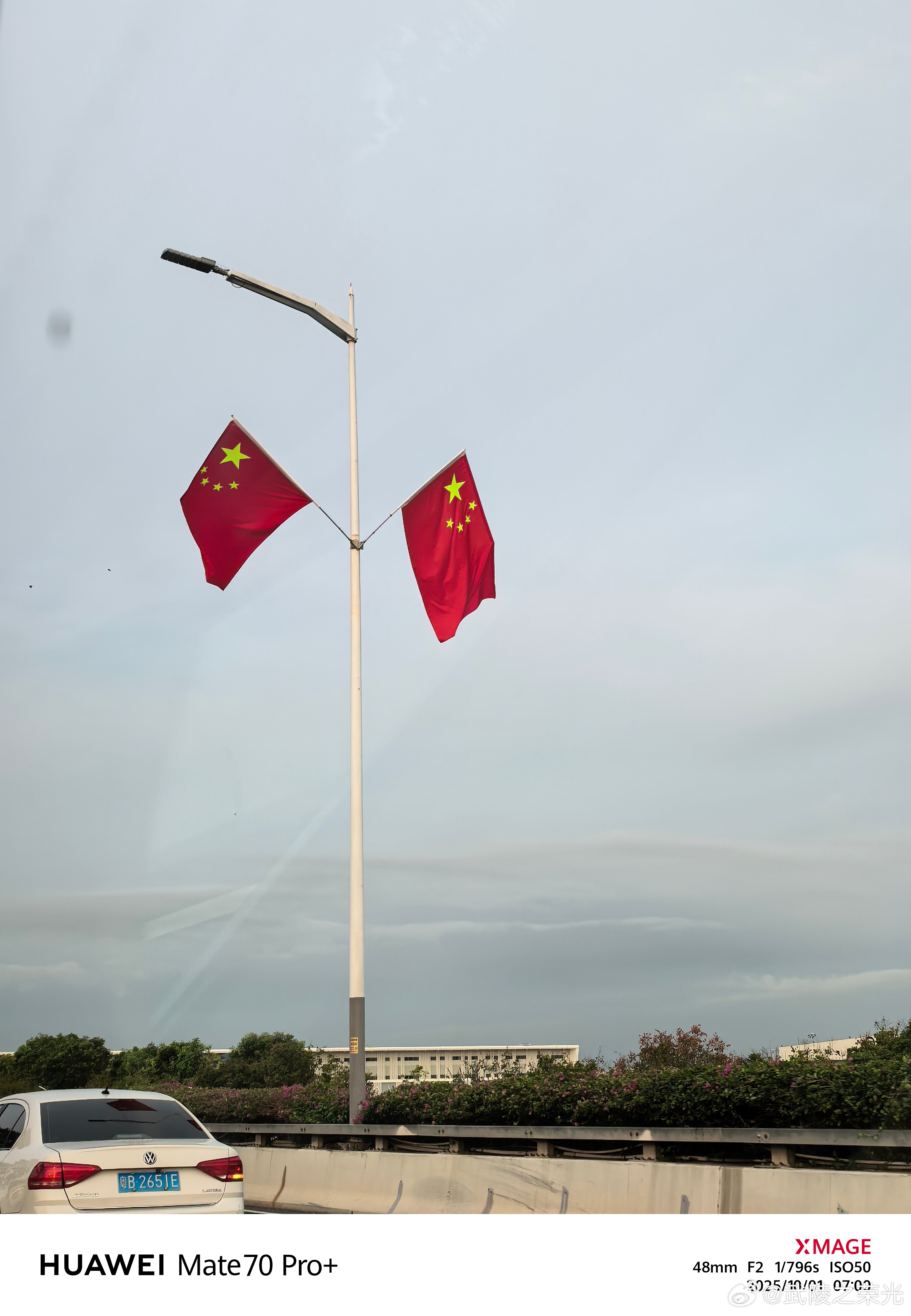 全国各地都飘起中国红国庆节快乐！祝福伟大祖国繁荣昌盛，人民幸福安康！[赞] ​​