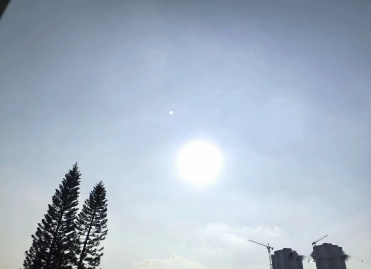 晴热模式持续开启，广大部晴到多云，局部有散装阵雨！

今天（28日），广东大部分