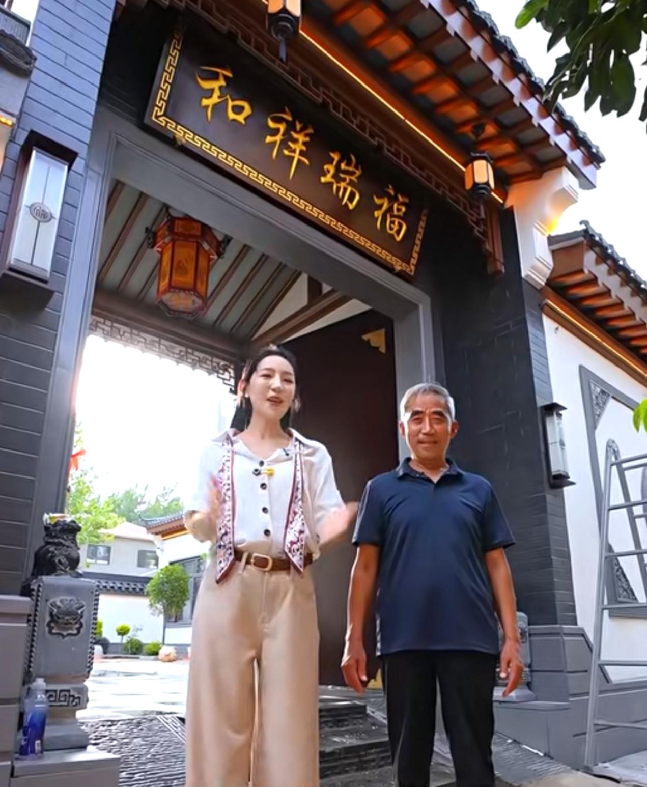 这女儿真争气呀，即便只是一个单亲农村独生女，但也凭一己之力，给自己的父亲盖了一所