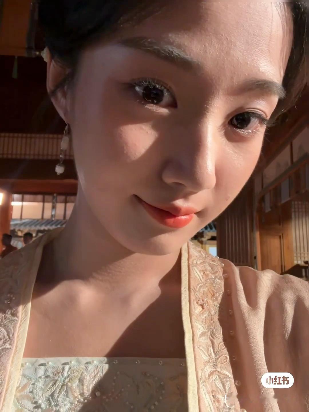 卢昱晓   🌷卢昱晓折月亮🌷卢昱晓云厘“我步步都回头，山是故人眸，柳是纤纤手