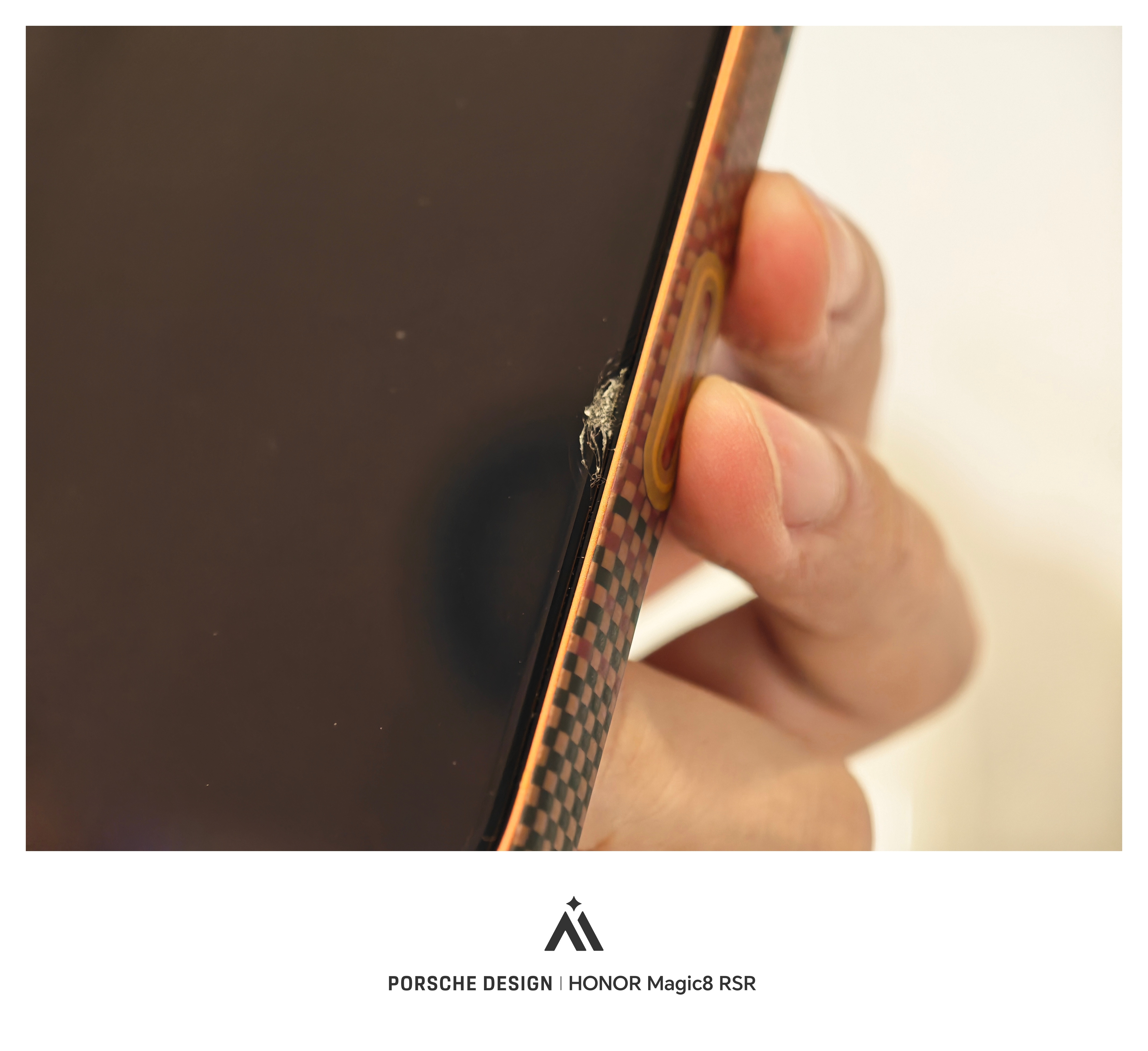 今天坐飞机，手机放腿上，系安全带的时候，那个锁扣的铁头不小心敲到手机了，结果，膜