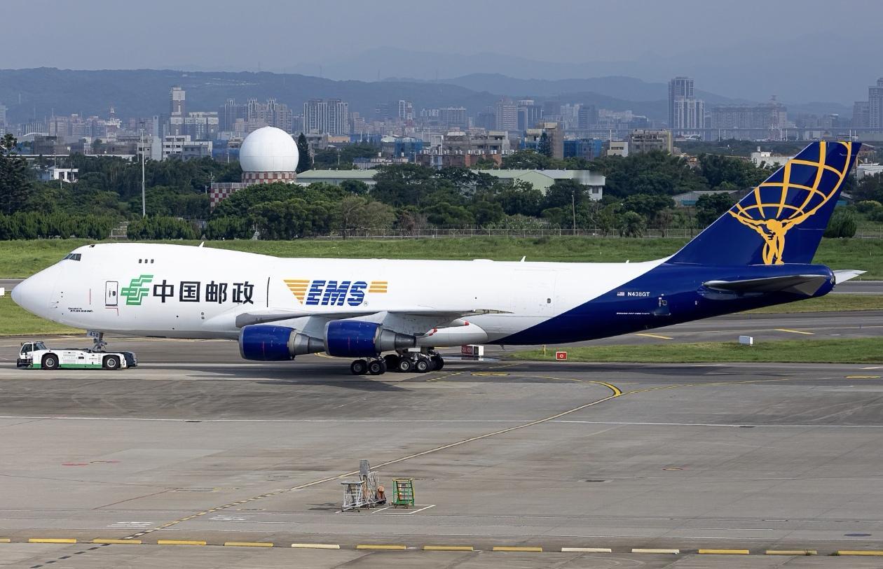 9 月 8  日，一架机身印有“中国邮政EMS”字样的747-400F货机出现在