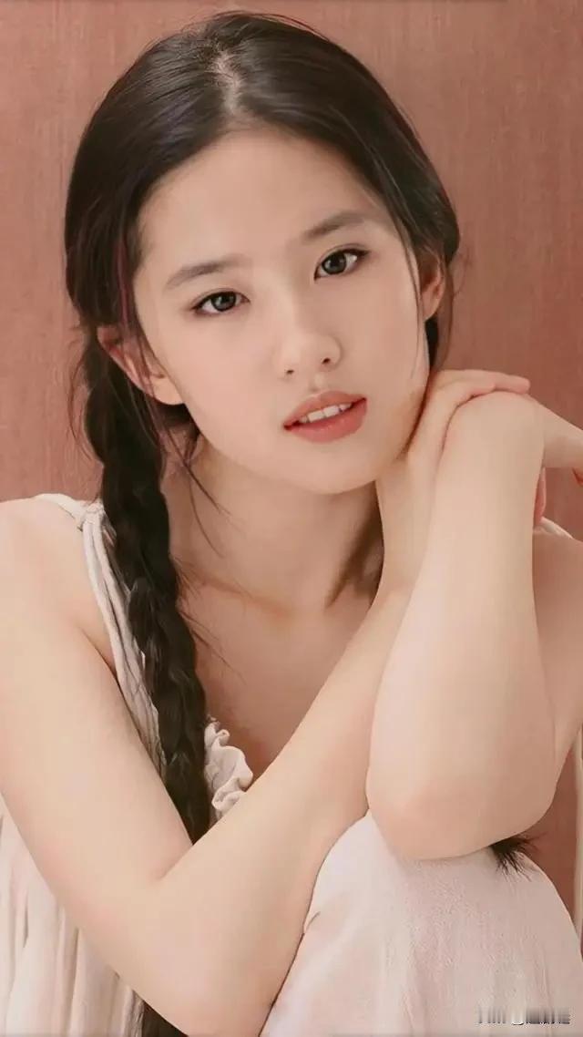 《咏亦菲》
玉骨冰魂出风尘，惊鸿影落武林春。
明河共影逍遥客，素练独绝姑射神。