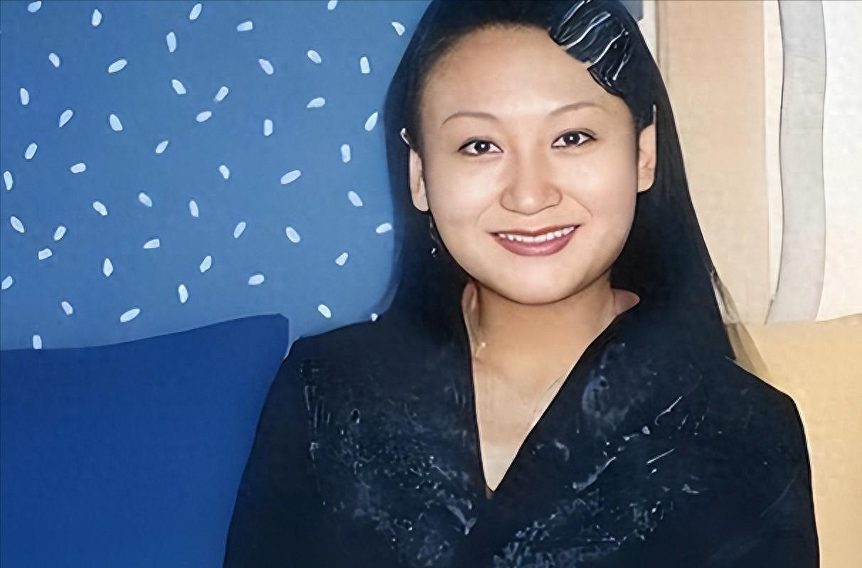 好好的央视金饭碗说扔就扔，旁人拦都拦不住，曾经风光无限的女主持曹晴，一门心思奔着