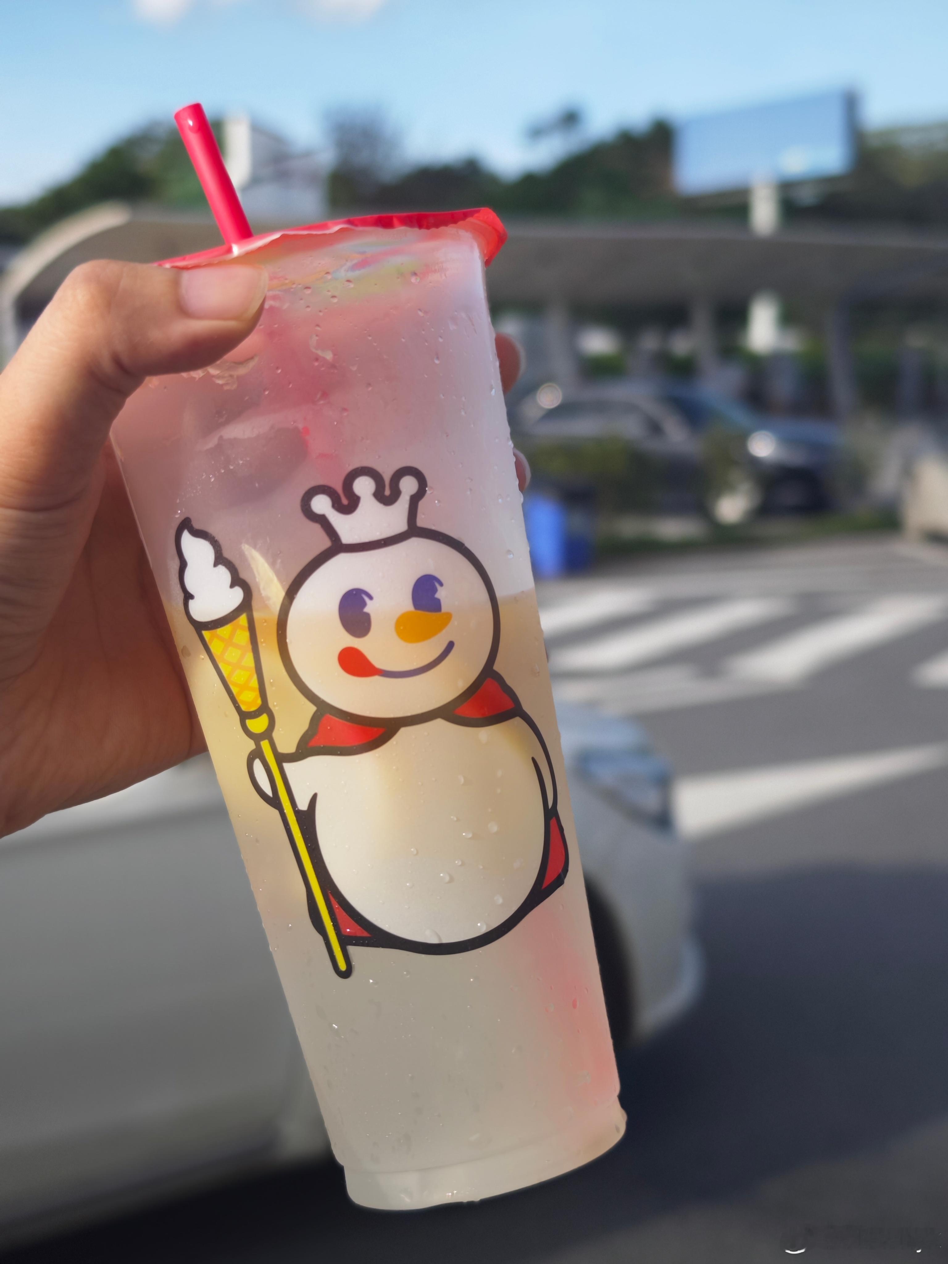 蜜雪冰城爆单女店员忙到崩溃落泪特别在小城市的步行街，你们可以感受一下蜜雪冰城的客