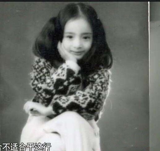 新浪娱乐你也过六一啊 一小波杨幂童年照合集来袭~奶呼呼的小小幂太可爱了吧！ 