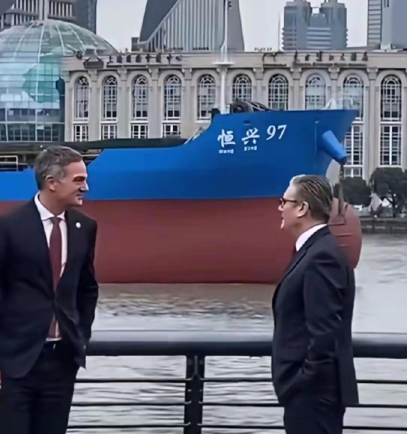 斯塔默在上海外滩休闲观光，此时此刻，正巧黄浦江上驶过一艘大货轮，舷号“97”，这