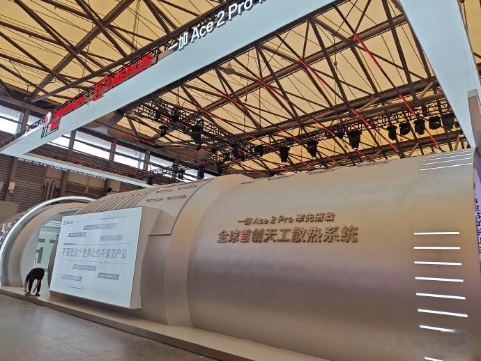 一加是今年ChinaJoy中最活跃的手机品牌之一，不仅在活动前夕发布了航天级天工