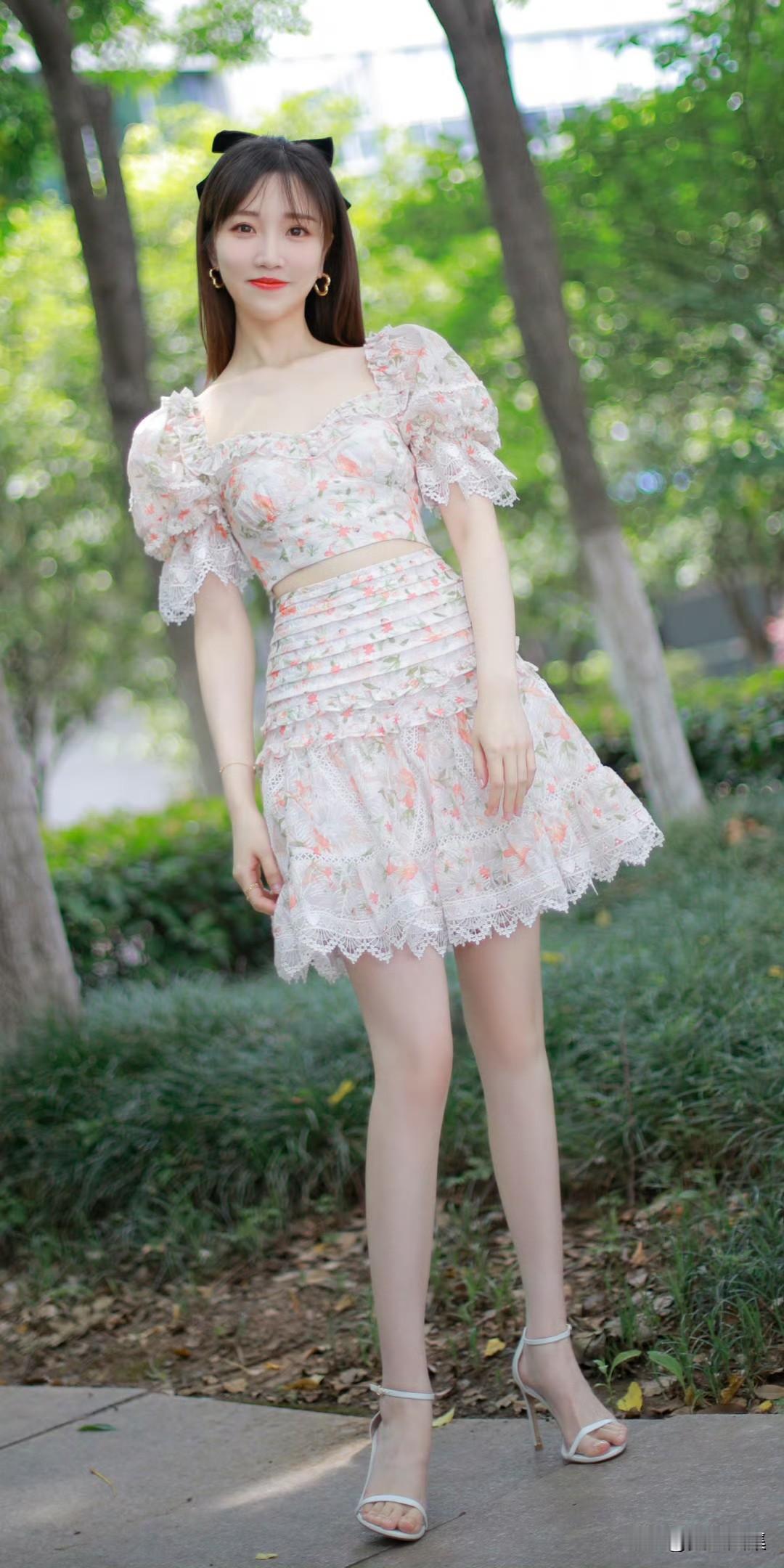 张纯烨：鲜花少女裙大长腿，迷人的花仙子。白系美腿图