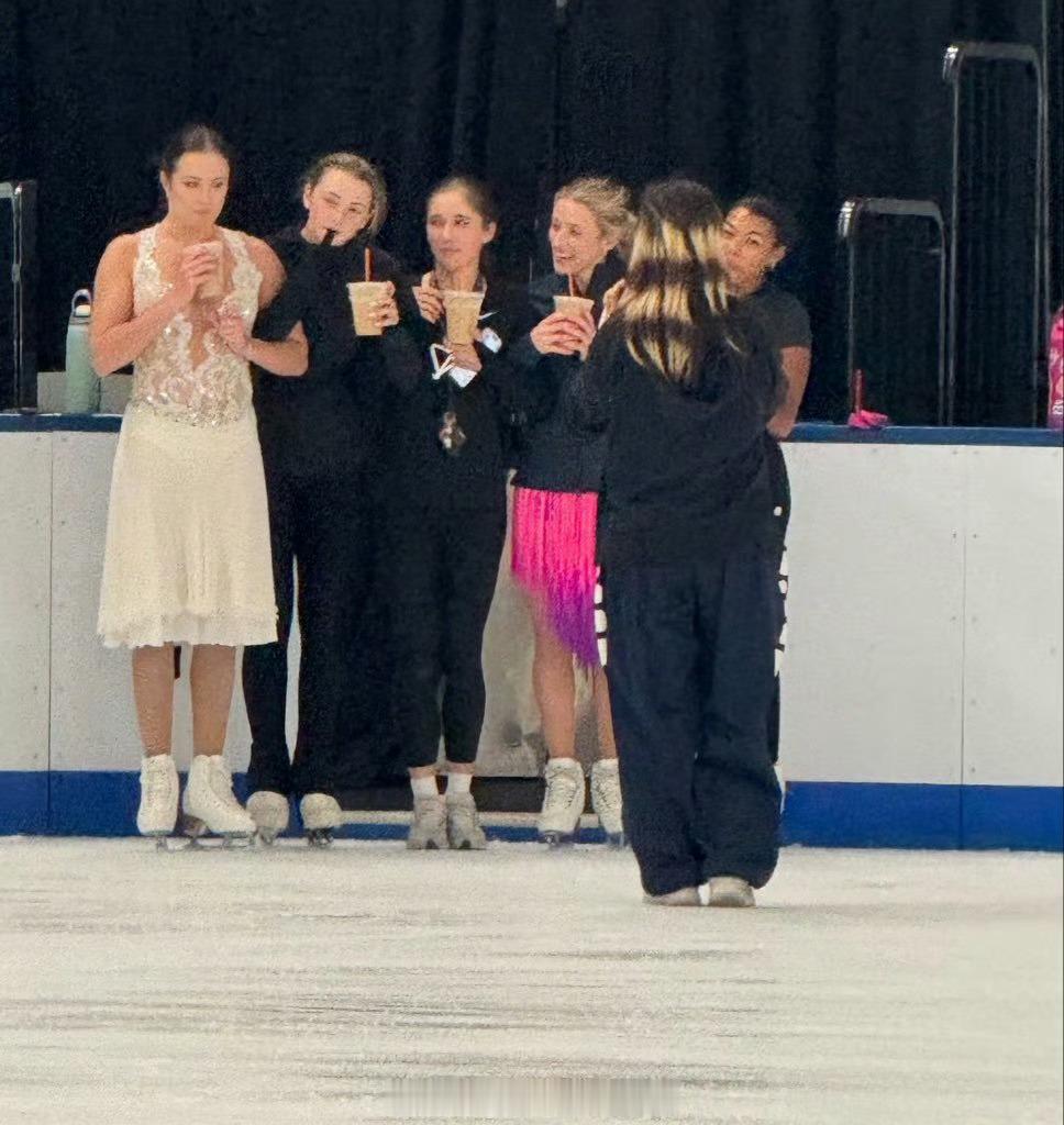 因为真正的考斯滕还没做好，所以Summer Sizzler上Christina穿