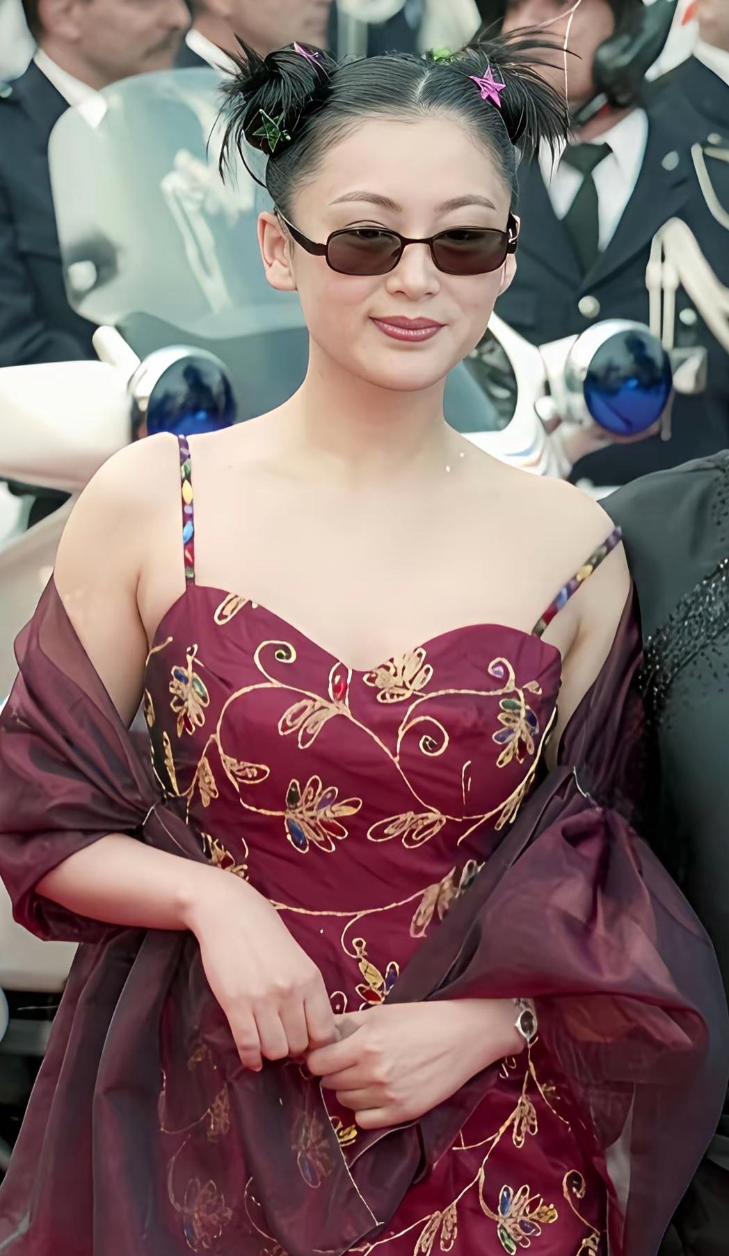 颜值没得说，实打实的大美人，唯独择偶眼光实在一言难尽。好在两个儿子完美遗传她的优