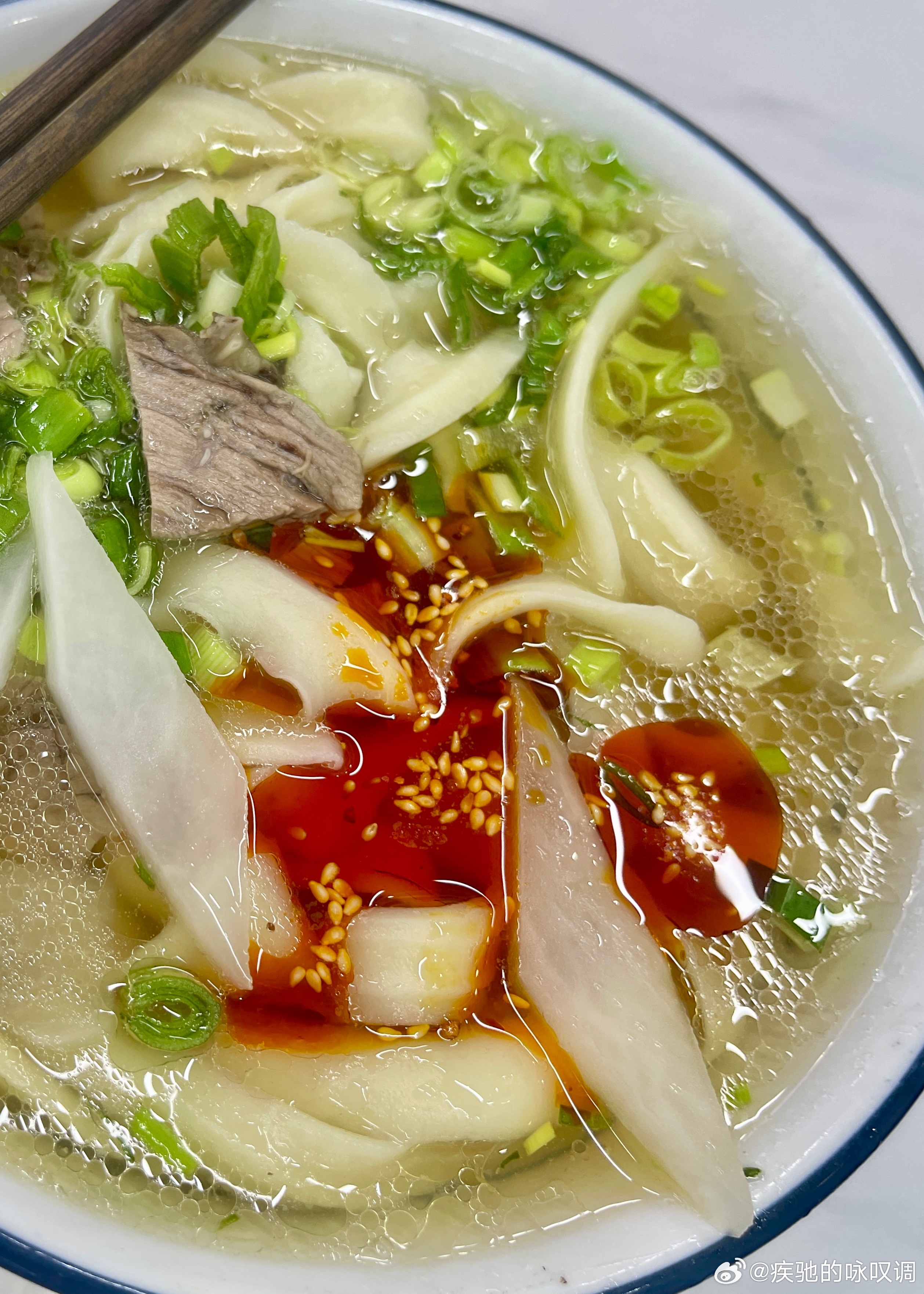 中午继续去底商新开的兰州拉面馆吃饭，今天点了刀削面，味道依旧鲜美，面依旧是当场削
