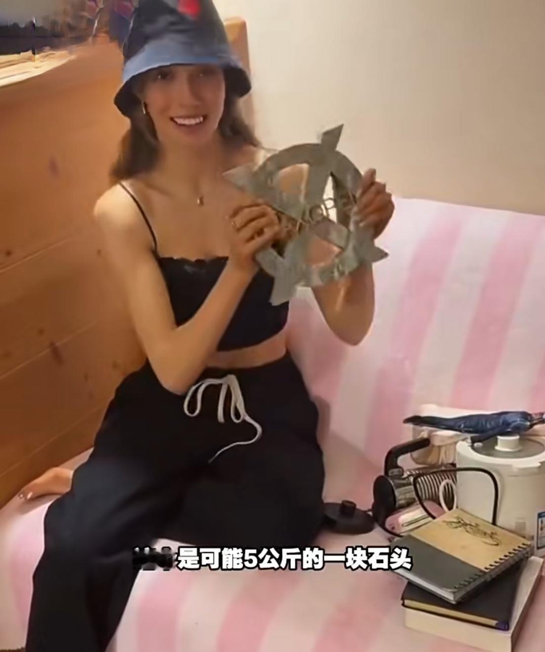 谷爱凌带了五公斤“石头”去米兰冬奥会？还扛了个电饭锅，生怕早上没米饭吃！

这可