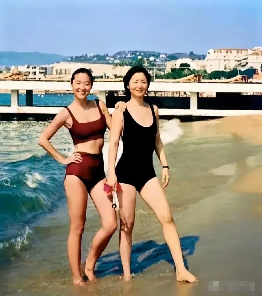 这张照片拍摄于1990年，这是林青霞和邓丽君在法国南部海滩上游玩。