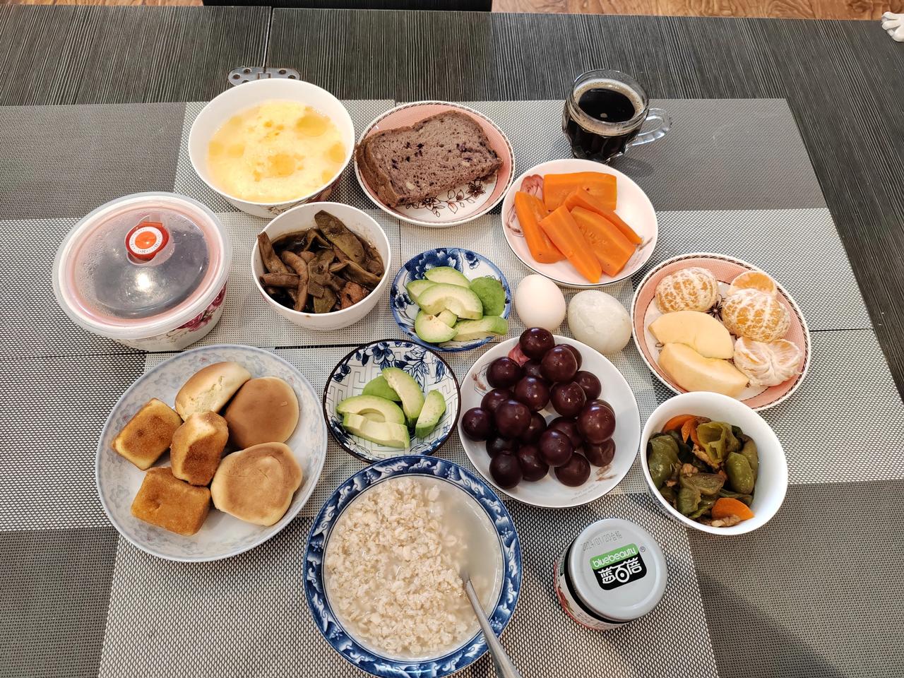 我们家里的早餐，基本上就是这几样，牛奶、鸡蛋、燕麦片、面包、干果、水果基本上差不