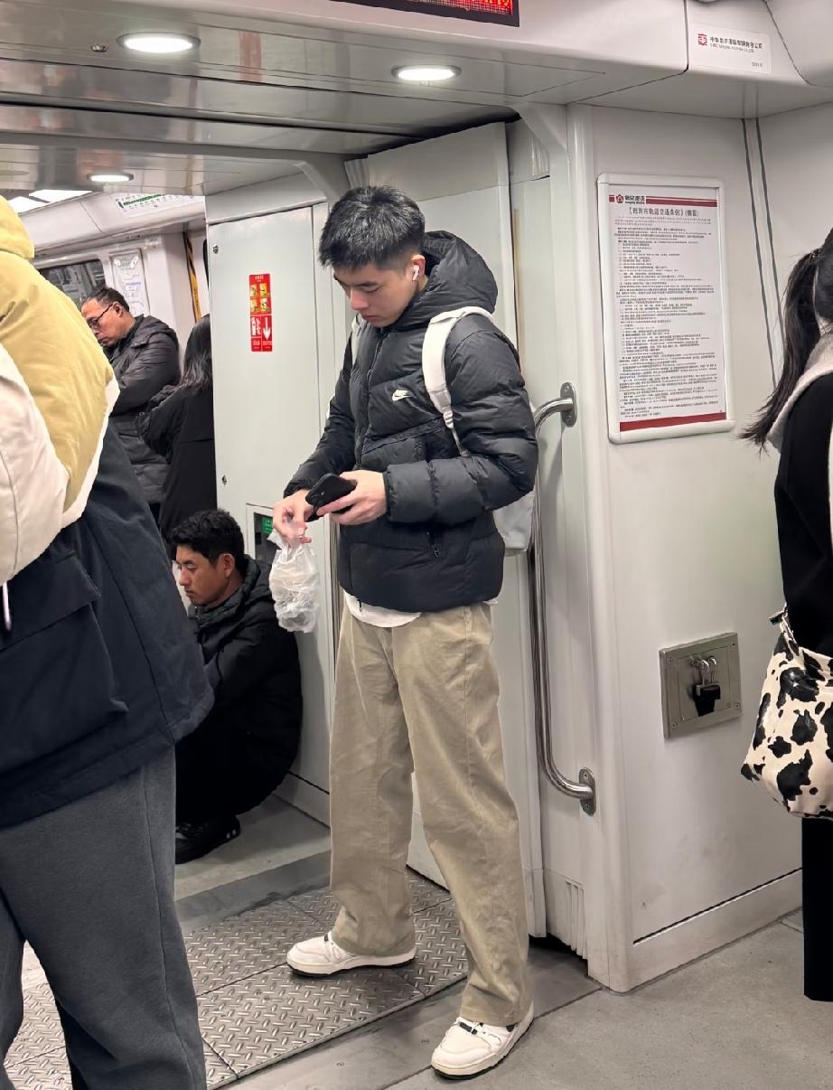 之前在地铁上碰到的大帅哥，真的心心念念，让人念念不忘啊，有人认识他吗？太喜欢了！