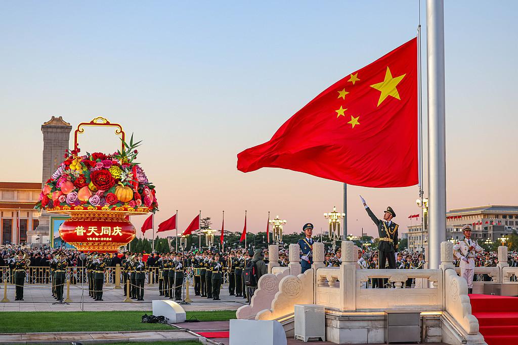 国庆升旗仪式对中国人的意义是什么国庆升旗仪式，是国人的家国情怀仪式。当国歌奏响、