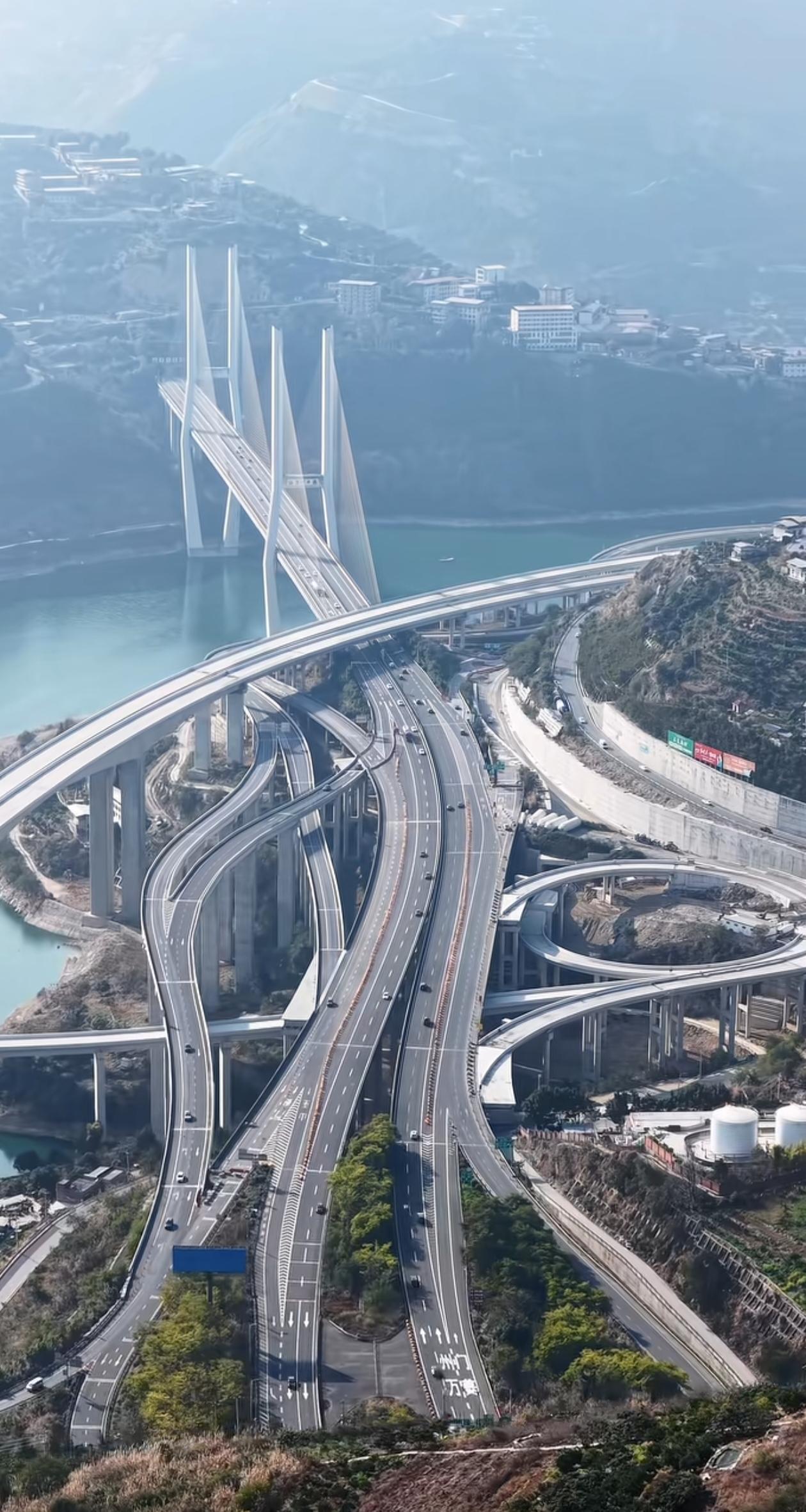 看了重庆这样的路，有一个想法，就是在安康城区汉江两岸顺着江边修两条高架快速路，连