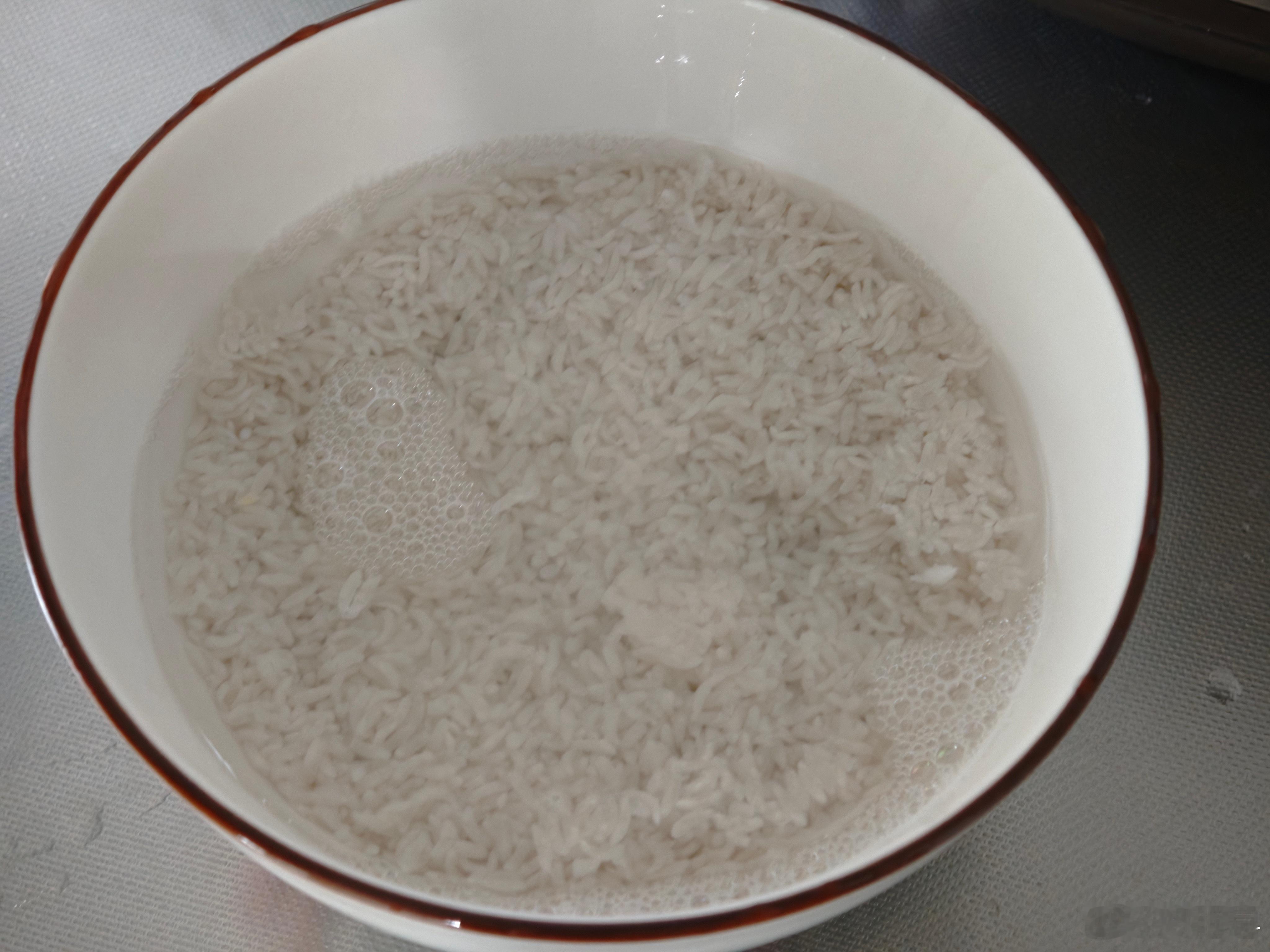煮米饭时大米不淘直接倒入矿泉水蒸煮 我最近再试试魔芋粉米……热量低 ​​​