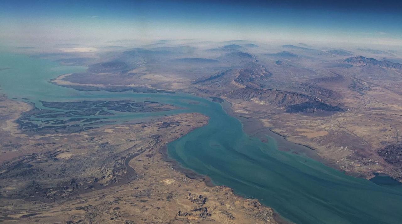 霍尔木兹海峡是公认的国际航道，战后不论是伊朗收“过路费”，还是美国收“过路费”都