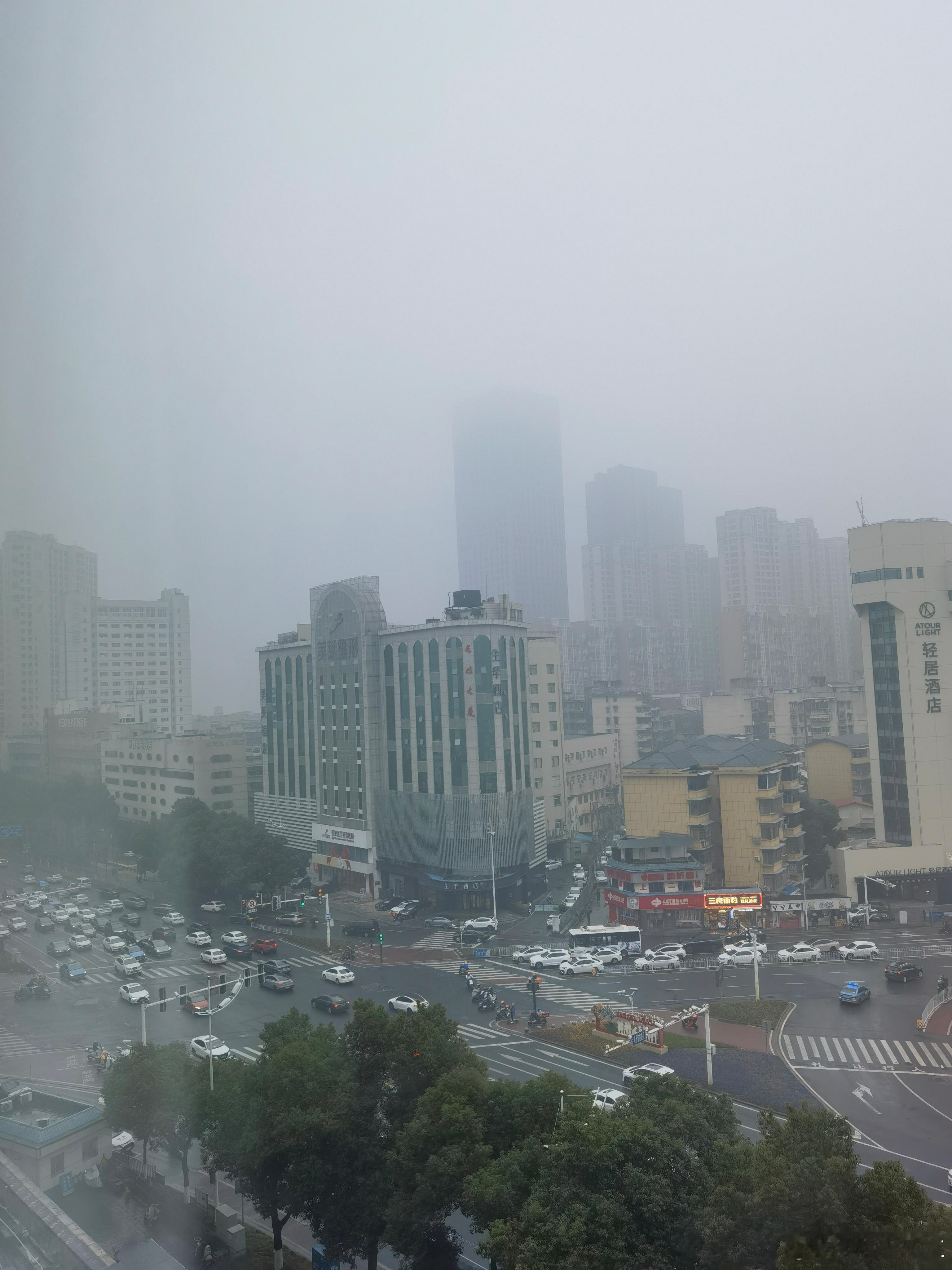 立心·砺行·致远青年朋友们，当你们站在人生的十字路口，面对世界的纷繁与时代的激荡