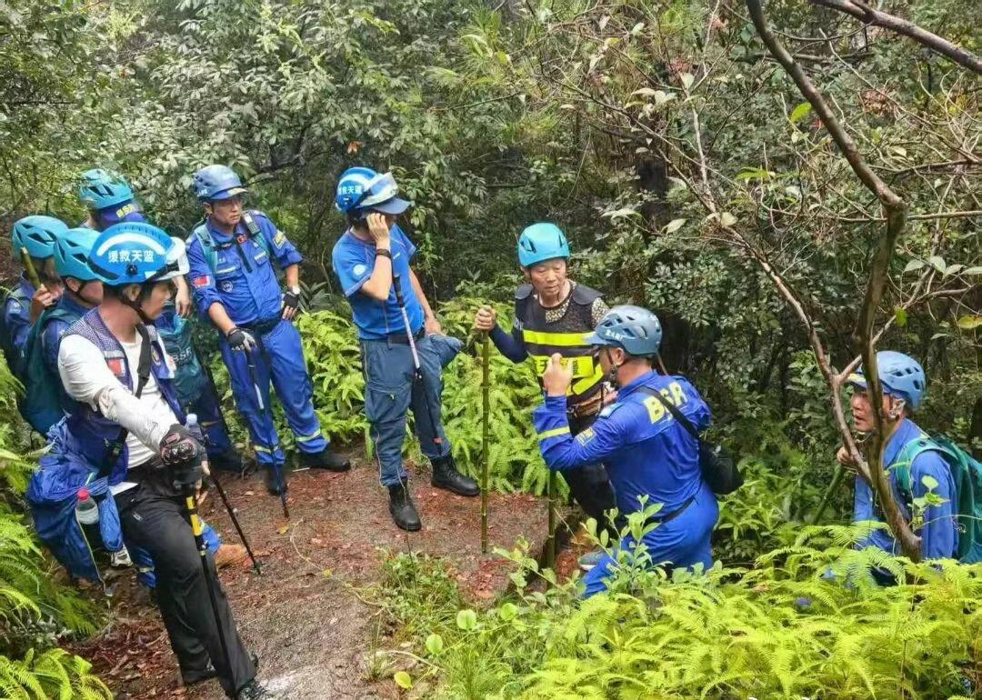台州蓝色超人在蓝天下的守护医生、教师、个体户……台州这群普通人穿上救援服，就成了
