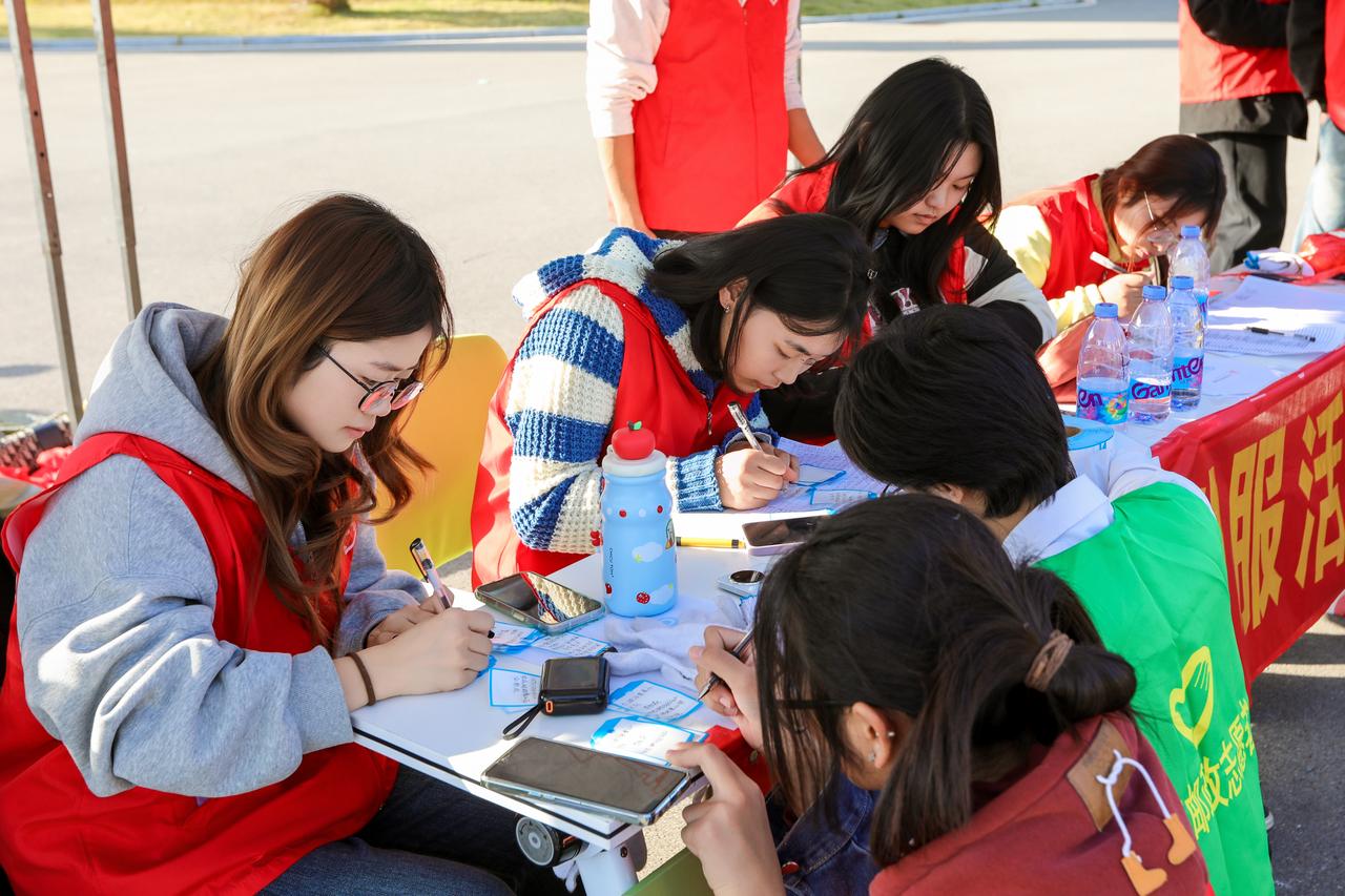 迷彩暖流涌向深山——安庆职业技术学院爱心捐赠惠及太湖山区群众

近日，一场充满温