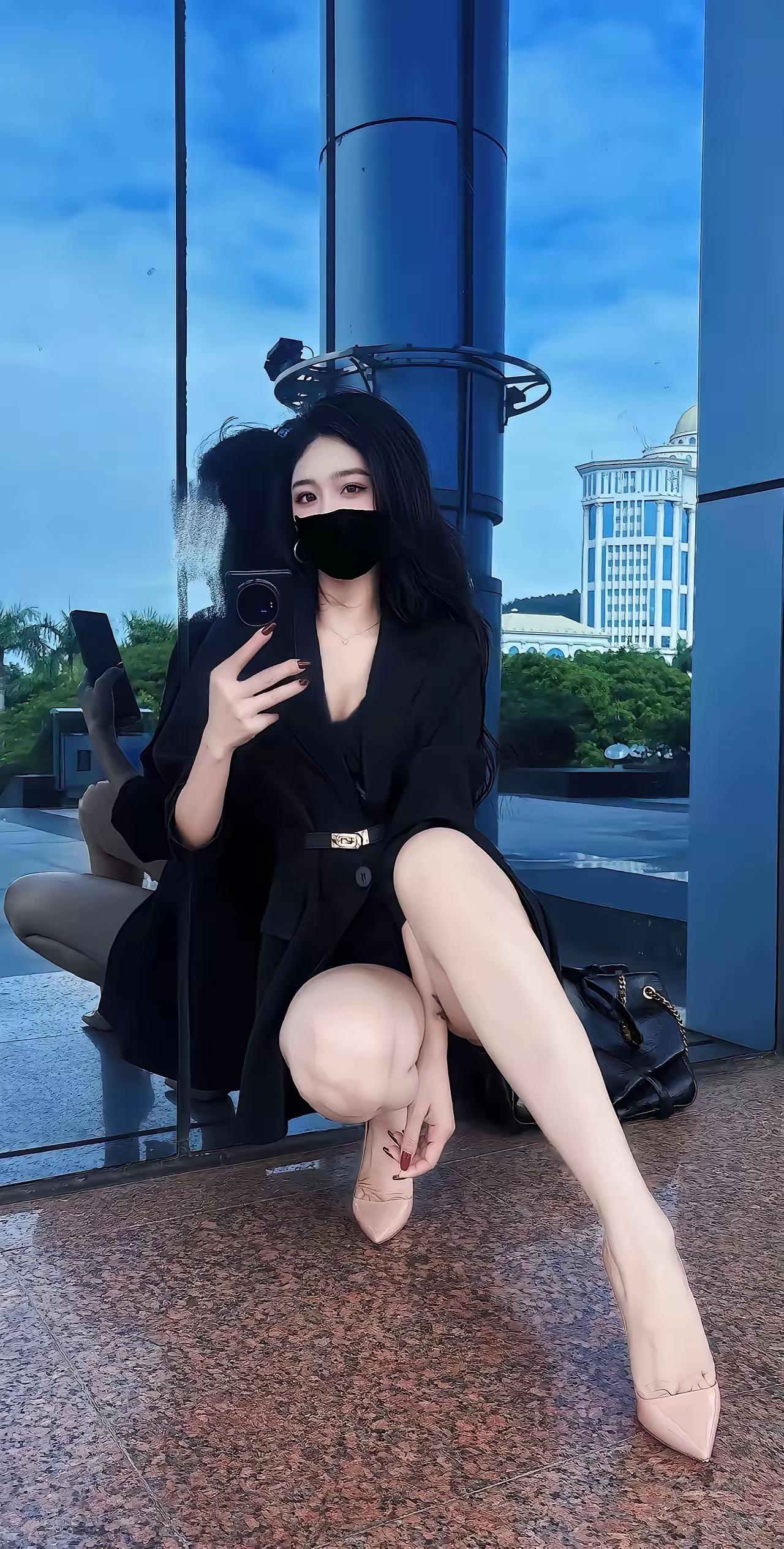 带口罩的短裙美女