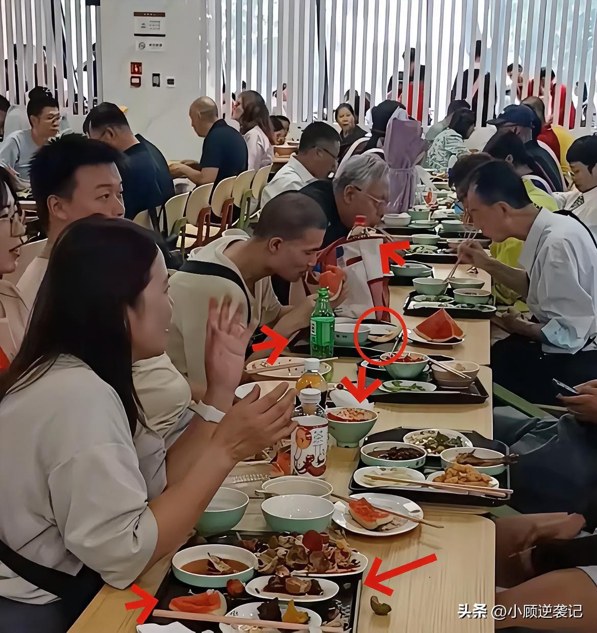 6月27号，有网友到北大参观，期间偶遇韦东奕吃午餐。网友表示，没想到韦东奕与同学