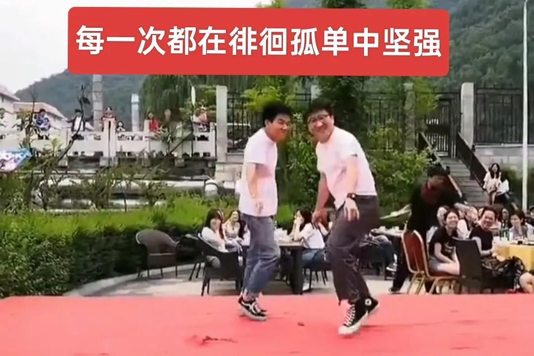 这一天，🐟老师和小灰灰在岔路口抱拳道别，从此各自行走江湖，互不打扰，是阴险狡诈