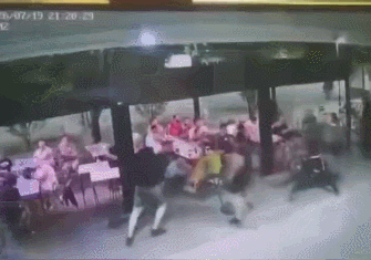【西班牙酒馆蒙面暴徒袭击观赛军人致6人受伤】
当地时间7月20日，据西班牙媒体报