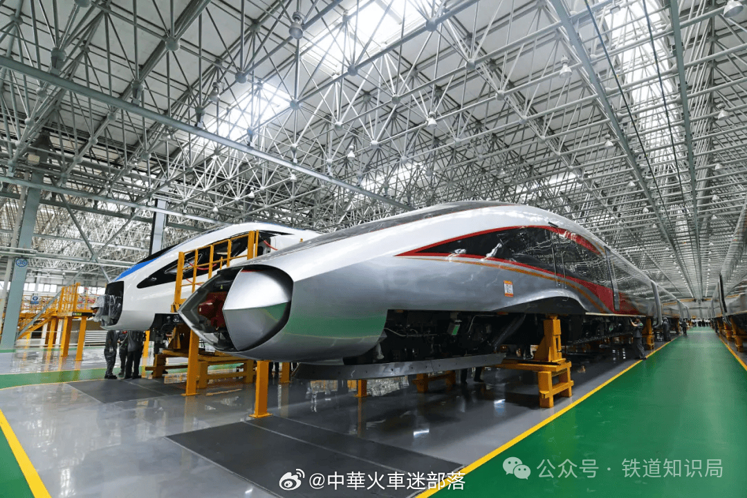 中国铁路百科【高铁速度快，乘客手机信号是如何连接的？】经常坐高铁的人可能会发现有
