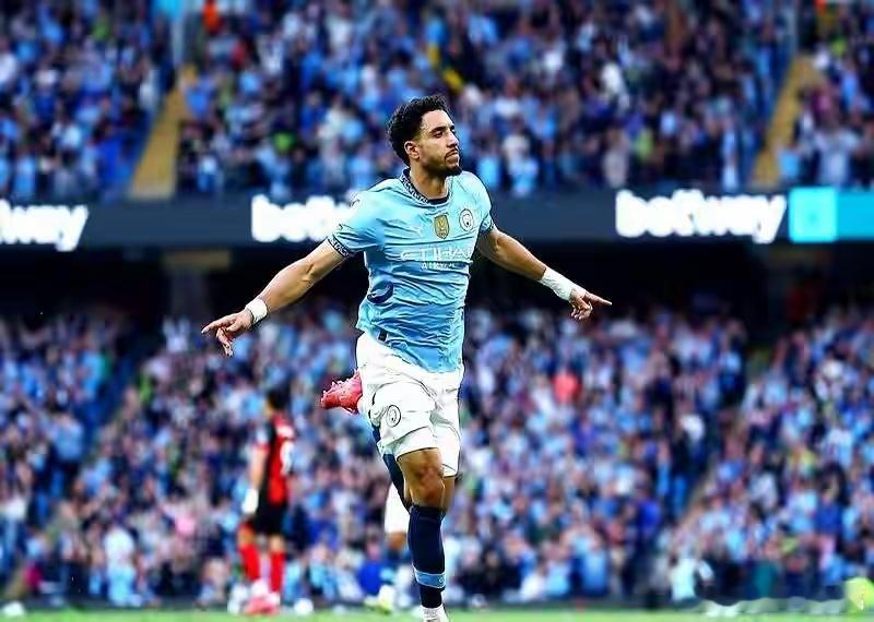 曼城  把哈兰德摁在替补席上，曼城的进攻便秘竟然治好了。瓜迪奥拉这手，你看懂了吗