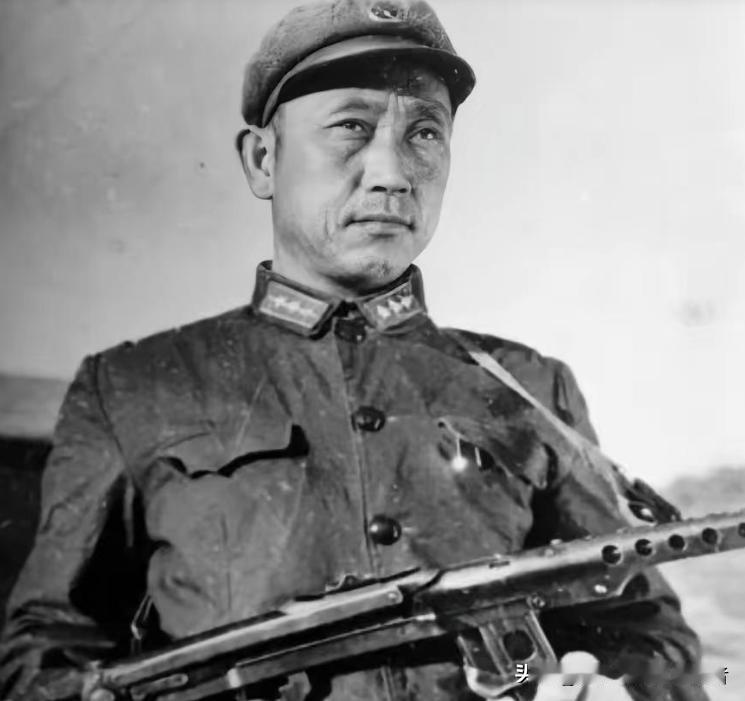 1943年秋，22岁的游击队长赵铁山被叛徒出卖，让鬼子堵在地道里。五花大绑押到村