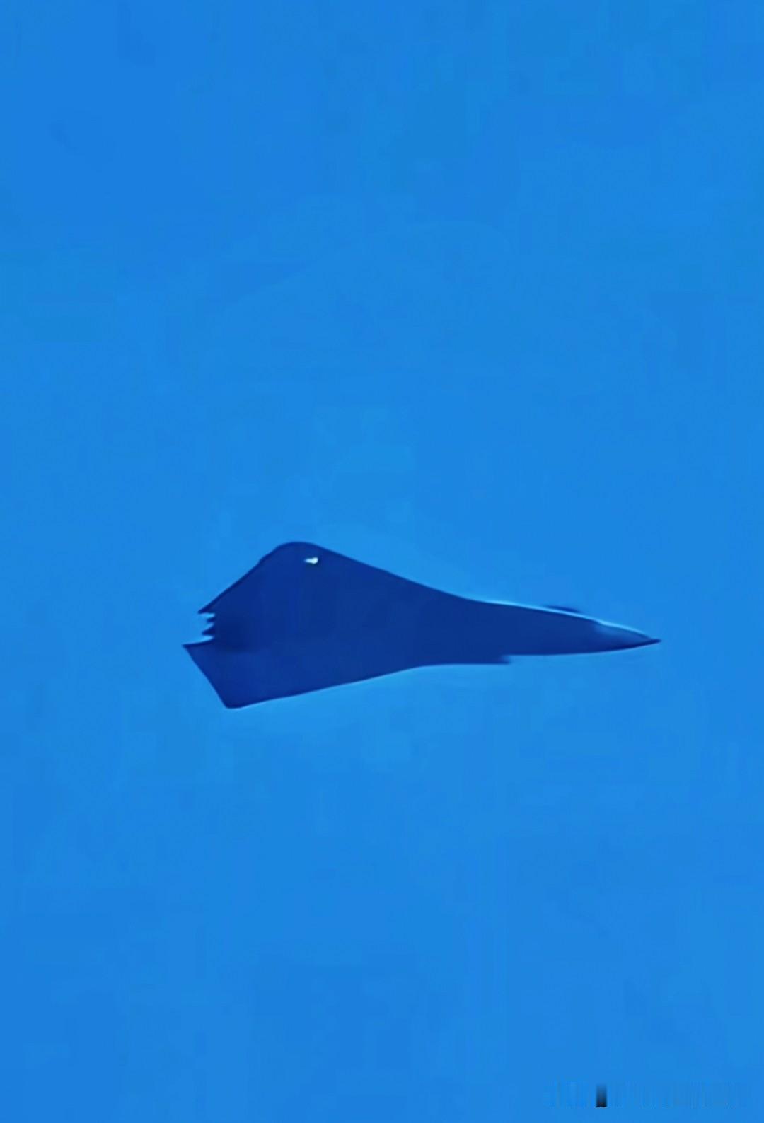 银杏叶六代机试飞画面再次曝光，三发的二元矢量尾喷管特征明显，南六代没跑了