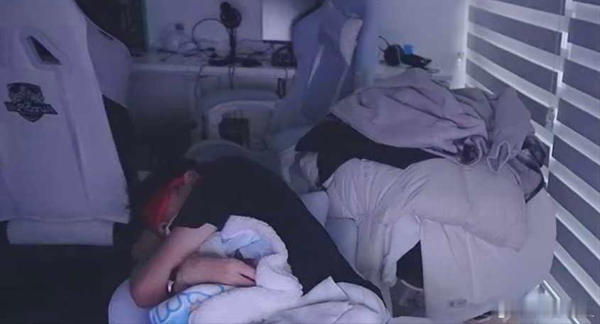 瓜友速报 流浪昨晚直播睡觉补时长，帮无言一起挂着，睡醒吃个饭还要去拍摄，晚上是他