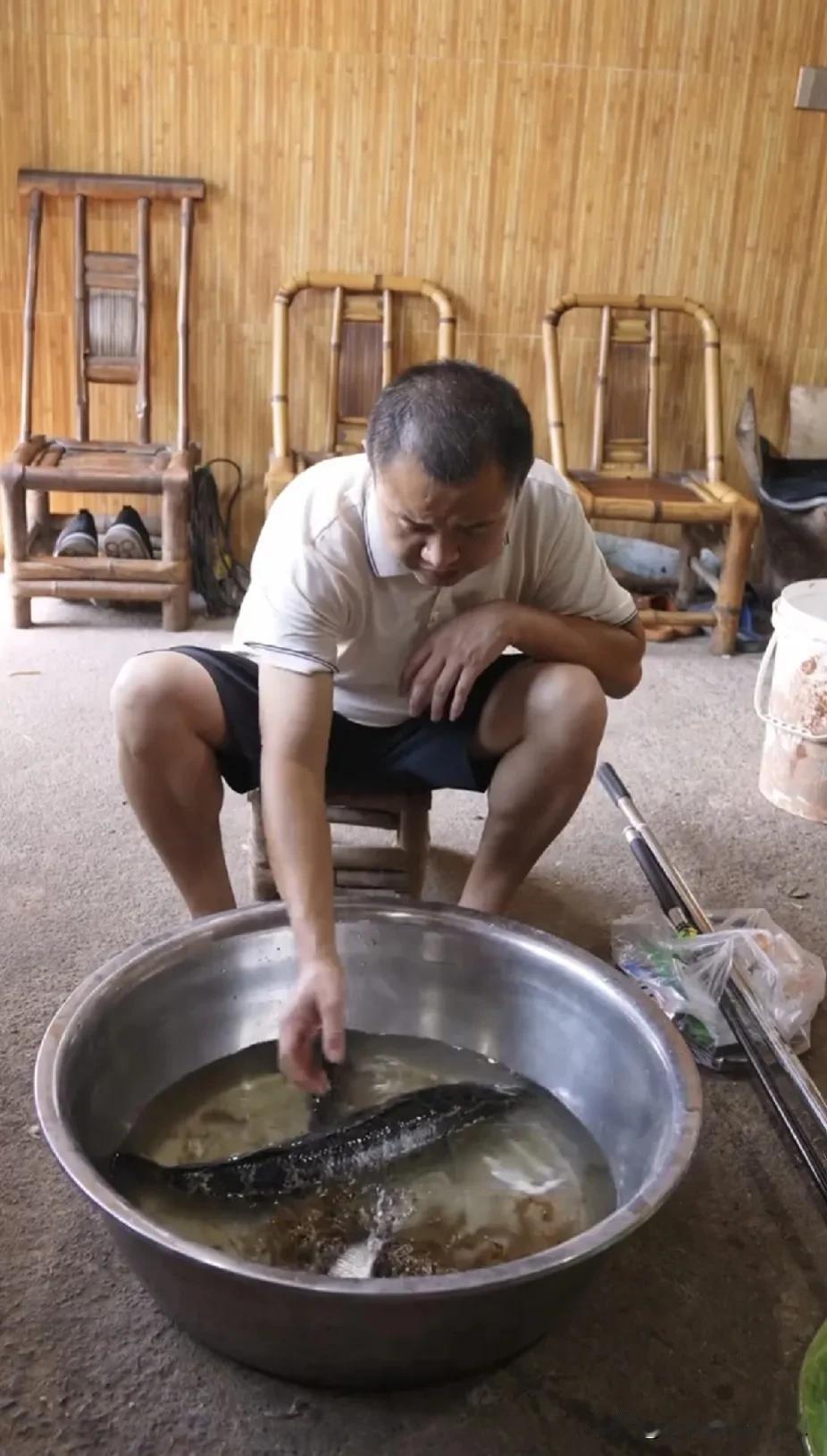 刚刚看到有粉丝爆料农村四哥与他老婆小英子现身了民政局准备要办离婚，但是中途农村四
