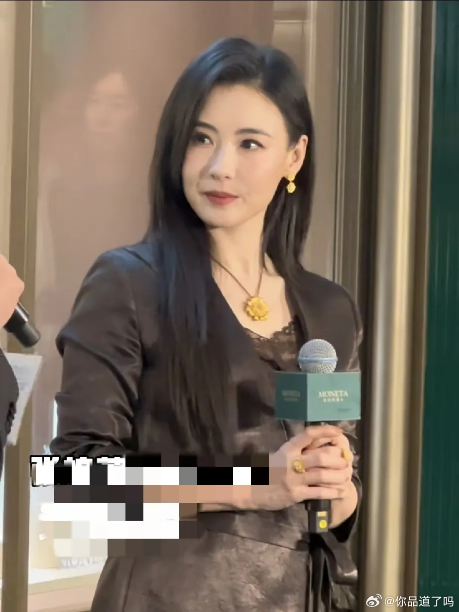 张柏芝在北京参加珠宝品牌活动，怼脸拍气质挺好的，但感觉还是有一些沧桑，有点老了，