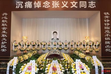 太悲痛了！四川成都，48岁民警在调解邻里矛盾时，被持刀歹徒靠近，刀刃直接刺穿民警