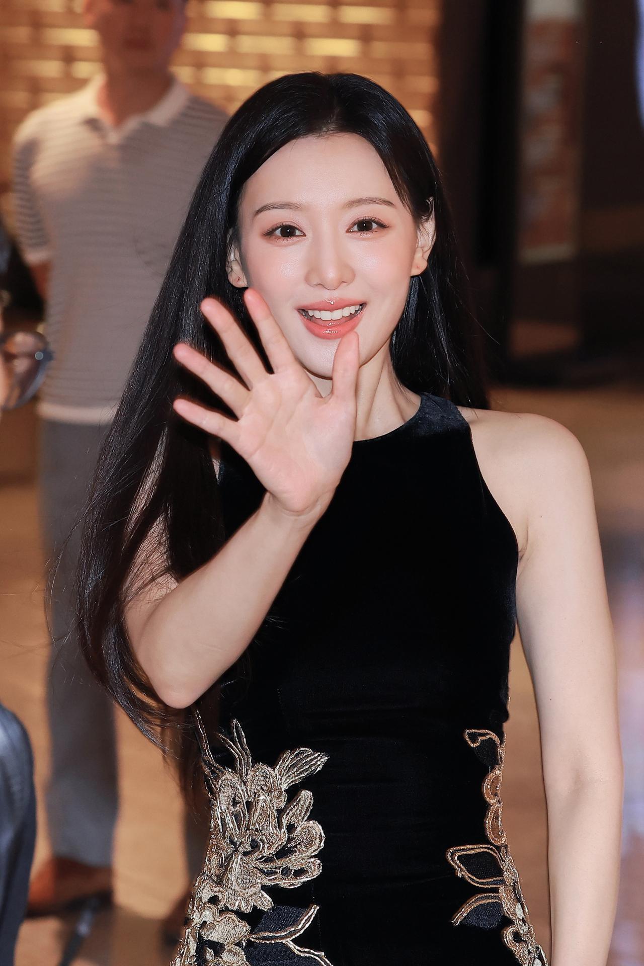 金智媛活动现场挥手名场面，笑容明媚，气质温婉又大气
