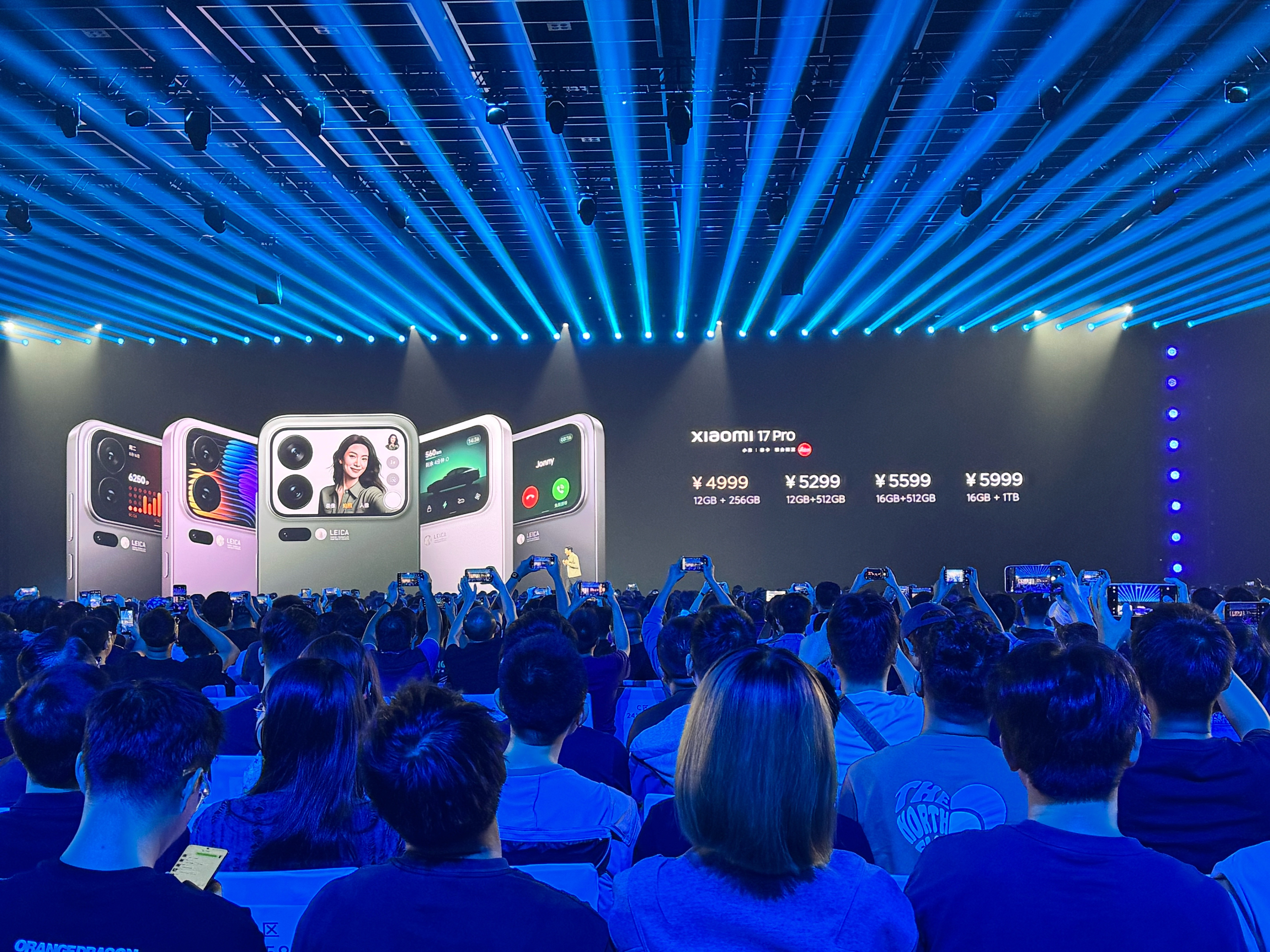 小米 17 Pro 定价4999元起步，一个6.3英寸的小屏手机，还带一个背屏，