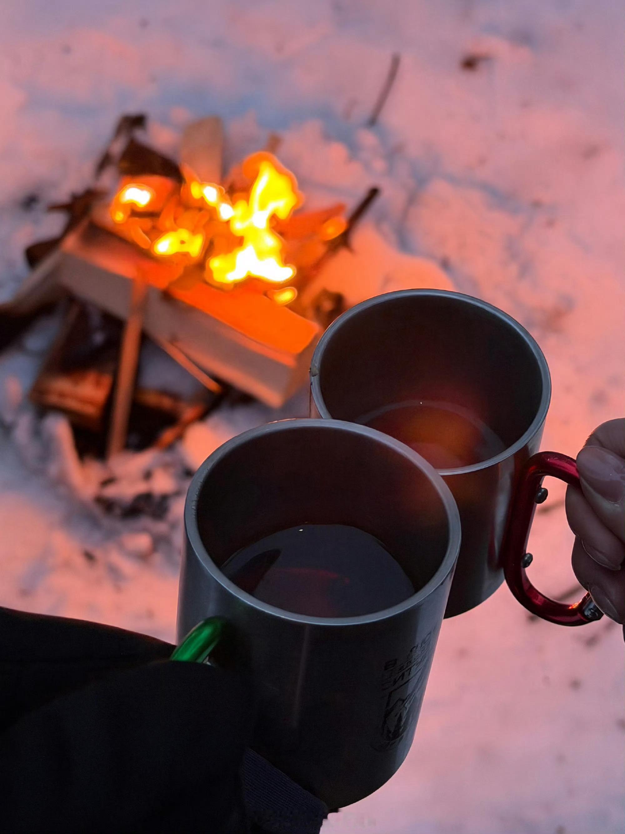马頔说李纯很假 看过节目的都知道他俩有多甜。马頔看李纯的眼神都能拉丝了，你们营销