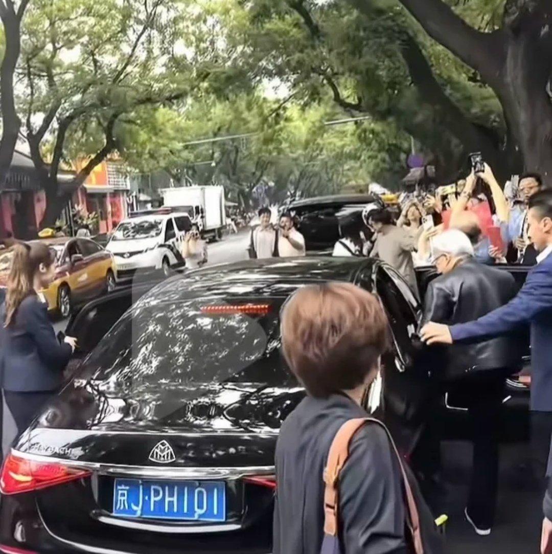 前两天老黄来北京坐的迈巴赫 S，是直接叫的滴滴啊。打扰了...没用滴滴打过迈巴赫