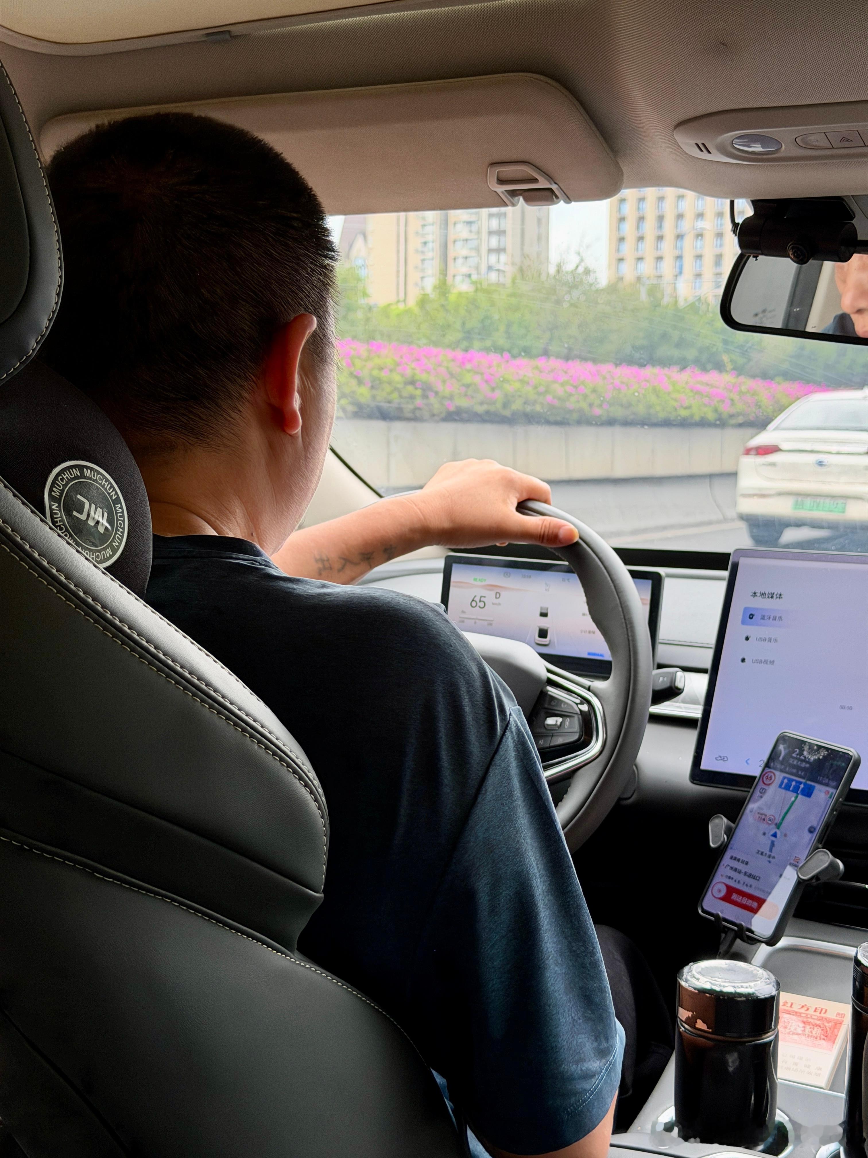 每次下广州，偶遇一些网约车大哥让我大受震撼。风琴脚都小场面，重油重刹变道被滴，给