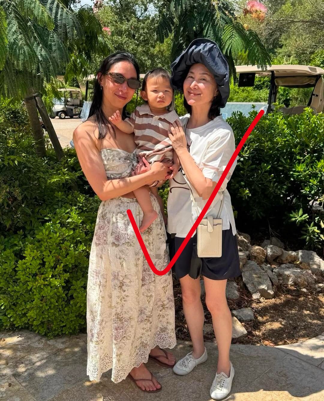 赌王女儿何超琼和干女儿曾昭令一家暑假出游，只要有钱，后辈还是很愿意跟你一起玩的 