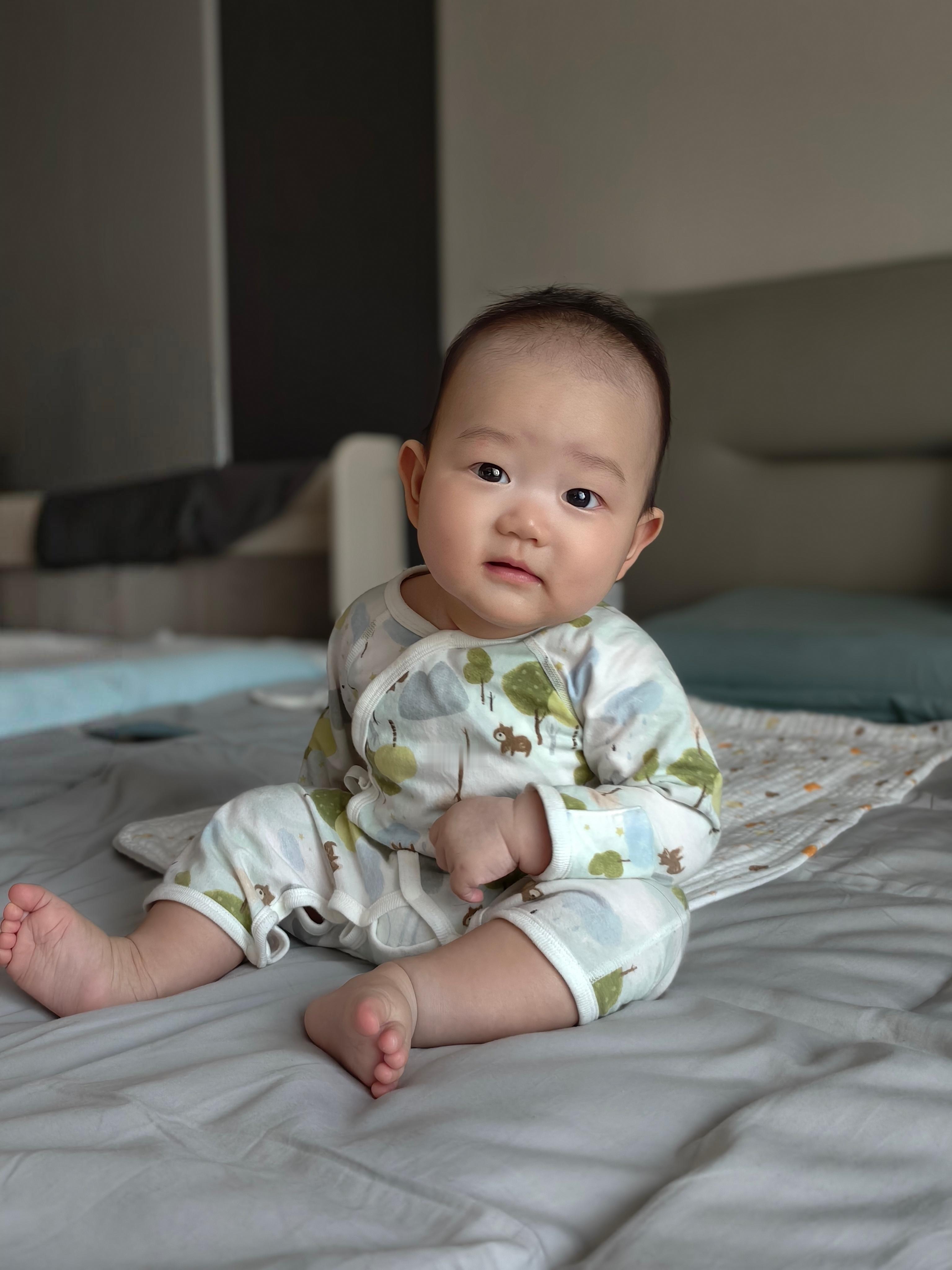 记录一下我们家的球球宝贝能坐了～中秋节，小宝贝会坐啦[抱一抱] ​​​